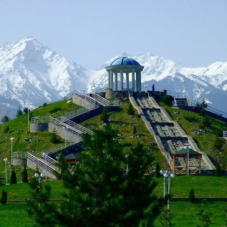 Апартаменты на улице Розыбакиева, 275-2 Алматы Экстерьер фото